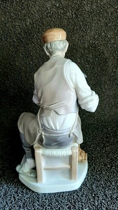 Hermosa figura de Lladro que representa a un zapatero en internet