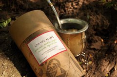 Yerba orgánica con hierbas medicinales "una vez al mes" de Sano Mate en yerbera
