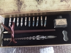 Mango de madera de inmersión y pluma de vidrio en caja medieval