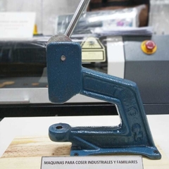 Máquina para colocar broches reforzada