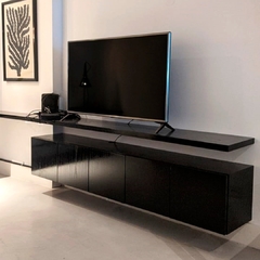 Vista a 45° hacia la izquierda del mueble Consola modelo flotante (sin patas) amurado a la pared, tiene cinco puertas.