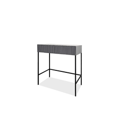 Vista a 45° hacia la izquierda del mueble escritorio color gris, modelo mini, que tiene dos cajones con la tapa de calada y estructura metálica (cuatro patas)