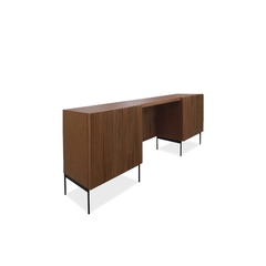 Vista a 45° hacia la derecha del mueble escritorio fabricado en madera de petiribi, que tiene en ambos laterales las maderas varilladas.
