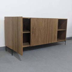 Vista a 45° hacia la derecha del mueble vajillero color madera Peteribi, con cuatro puertas con tapa varilladas (una puerta abierta, la primera del lado izquierdo), y un espacio hueco en su parte derecha, con estante al medio. Tiene cuatro patas metálicas