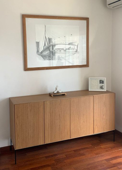 Vista de frente del mueble vajillero con cuatro puertas, ambientado en un living.