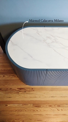 Imagen superior del mueble consola escritorio. Donde se aprecia la tapa de Marmotech Calacatta Milano con bordes semicirculares, y la terminación del varillado que lo encierra periféricamente.