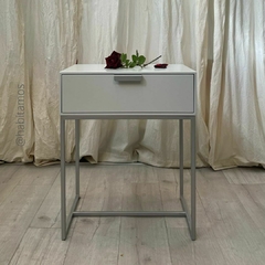 Mesa de luz con estructura metálica. Marca Habitamos