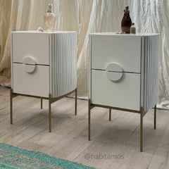 Mueble mesa de luz con dos cajones, con tiradores semicirculares.