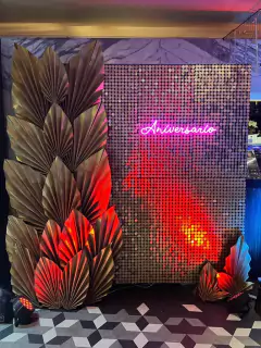 Shimmer wall dorada mate con accesorios de Hojas