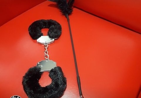 Plumas y esposas