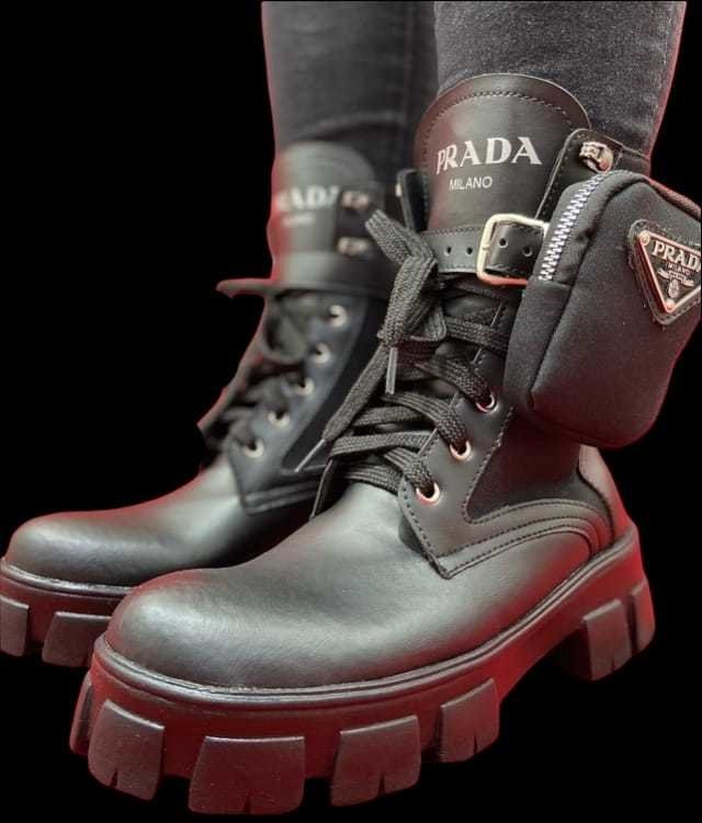 mini bolsa combat boot prada