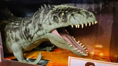 Imagen de Giganotosaurus Super Colossal Jurassic World Dominion 1 Metro