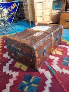 Antiguo Baul de Viaje - Un Viejo Almacén Antigüedades