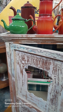 Aparador Mueble de Cocina. Guardado con Luz Interior - Un Viejo Almacén Antigüedades