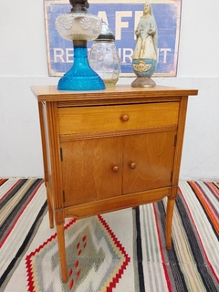 Mesa de Luz Estilo Nórdico Escandinavo - Un Viejo Almacén Antigüedades