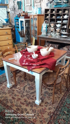 Mesa Antigua con Patas Acanaladas. - comprar online