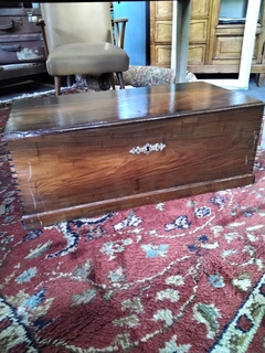 Baúl de madera, lustrado, con herraje de bronce labrado - tienda online