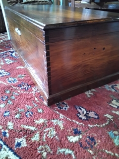 Imagen de Baúl de madera, lustrado, con herraje de bronce labrado