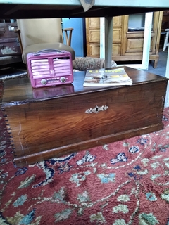 Baúl de madera, lustrado, con herraje de bronce labrado