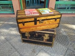 Baúl de viaje en madera con costillas