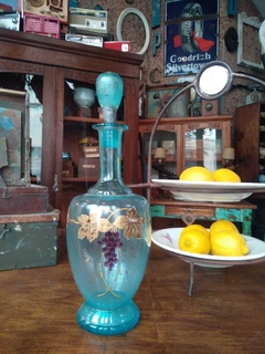Antiguo Botellón de vino, licor, agua, de cristal color azul y hojas doradas - tienda online