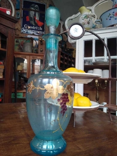 Imagen de Antiguo Botellón de vino, licor, agua, de cristal color azul y hojas doradas