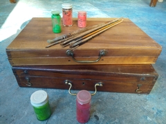 Caja de pintura en madera de artista plástico en internet