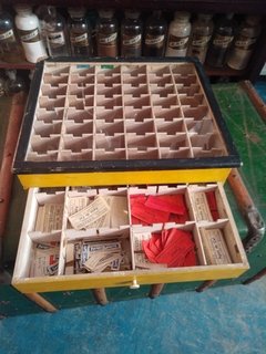 Caja de Hilos con Divisiones y Cajones Vitrina
