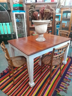 Mesa Antigua con Patas Acanaladas. en internet