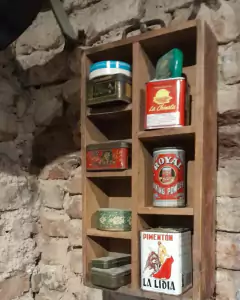 Antigua Caja Exhibidora o Vitrinita en Madera con Manija Original de Hierro
