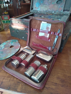 Antiguo Neceser completo con los frascos y tijera original