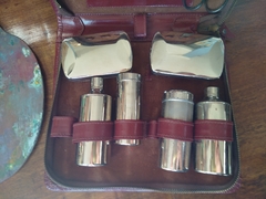 Imagen de Antiguo Neceser completo con los frascos y tijera original