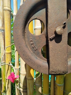 Antigua roldana con gancho de hierro. Gran Tamaño sellada y numerada - comprar online