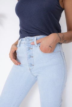 Calça comfort alcance jeans clara - comprar online