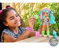 Mattel Cave Club Muñeca Prehistórica Rockelle Con Dino Nuevo en internet