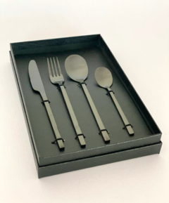 SET CUBIERTOS NEGROS 4 PIEZAS