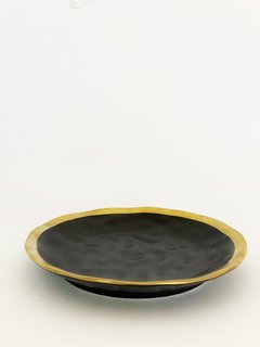 PLATO NEGRO CON BORDE DORADO grande en internet