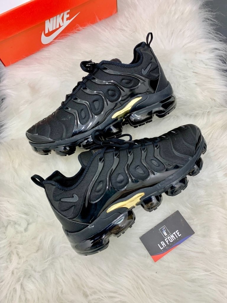 nike vapormax plus dourado