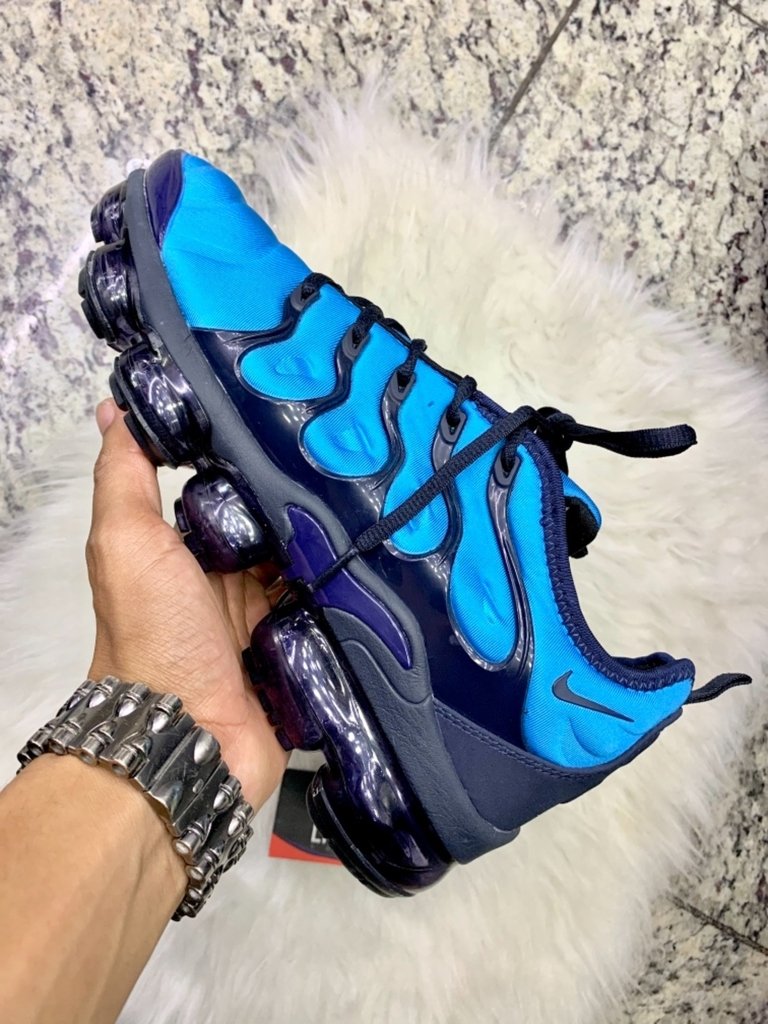 vapormax plus preto e azul