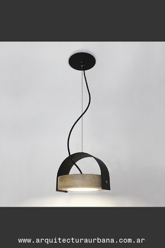Lámpara colgante color negro y madera de kiri reciclada