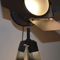 Lámpara de pie color negro con trípode tipo estudio de cine - ARQUITECTURA URBANA - PROYECTOS/PRODUCTOS