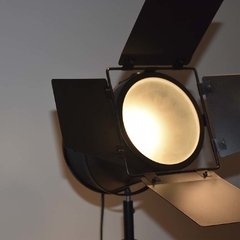 Lámpara de pie color negro con trípode tipo estudio de cine en internet