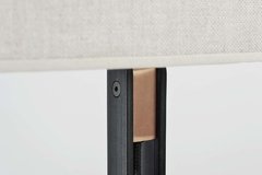 Lámpara de mesa rectangular negra con detalles en cobre. en internet