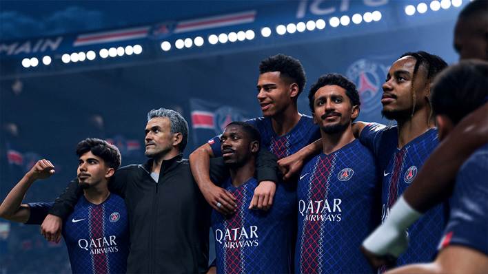 Representación en el juego de Luis Enrique como mánager, junto a otros futbolistas.