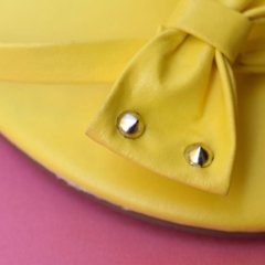 sandália rasteira amarela|Anna Flynn na internet