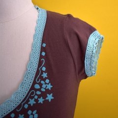 blusa marrom c/ rendinha | LUIGI BERTOLLI na internet
