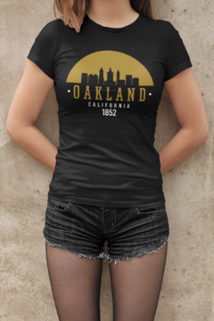 Camiseta Baby Look Oakland California City Feminina Preto - comprar online