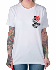 Camiseta DJ Lee no Bolso - Camisetas N1VEL