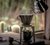 Chaleira jogando água quente no Coador em Cerâmica Felline preto usando filtro de pano 102 - coando café 