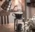 Chaleira jogando água quente no Mini Coador em Cerâmica Felline preto, usando filtro de pano 100 - coando café 